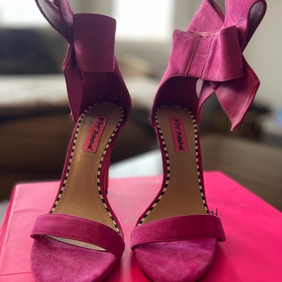 Frisky Fuschia Betsy Johnson heels. - Picture 2 of 5